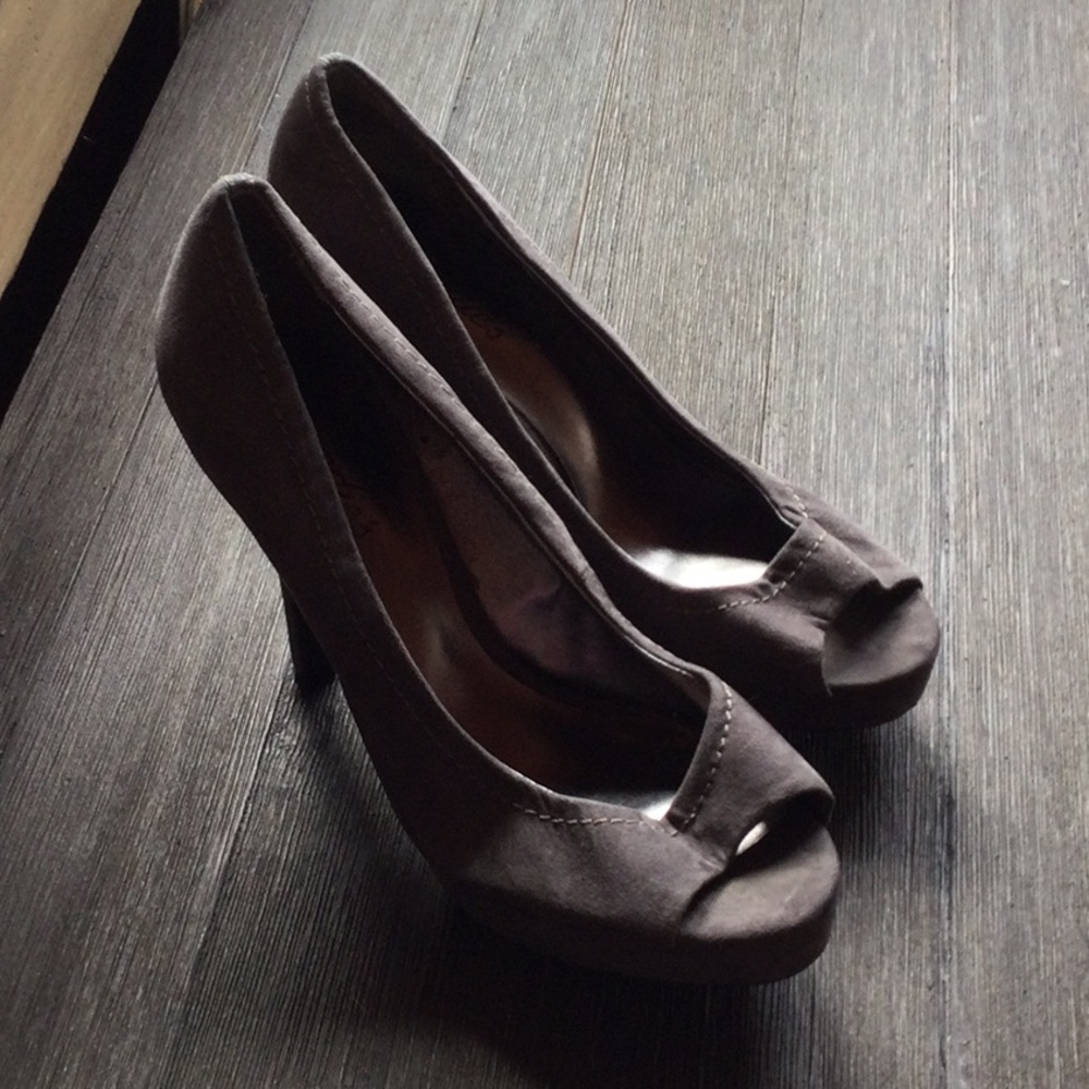 Candies women’s high heeled shoes in a dark grey suede. Open toe. Size 7.5